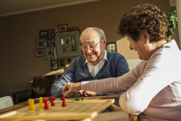 Älteres Paar spielt Ludo - UUF003607