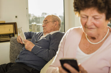 Älterer Mann benutzt digitales Tablet zu Hause - UUF003609