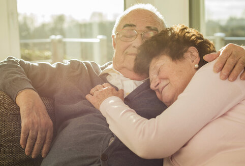 Entspannendes Seniorenpaar zu Hause - UUF003618