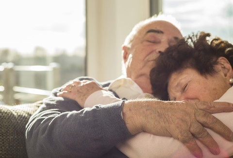 Entspannendes Seniorenpaar zu Hause, lizenzfreies Stockfoto