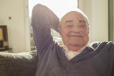 Porträt eines glücklichen älteren Mannes zu Hause - UUF003621
