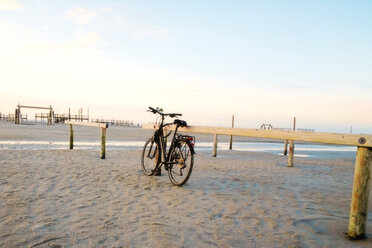 Deutschland, St. Peter-Ording, Verlassenes Fahrrad - UWF000400