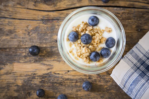 Joghurt mit Müsli und Heidelbeeren - LVF003057