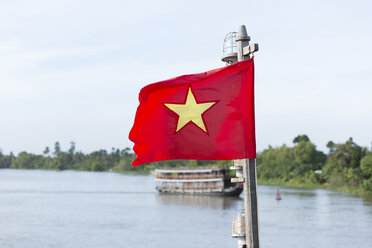 Vietnam, Flagge und Holzschiff auf dem Mekong - DRF001461