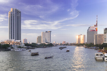 Thailand, Bangkok, Skyline mit dem Fluss Chao Phraya - DRF001464