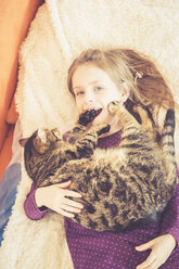 Mädchen kuschelt mit Katze - SARF001508