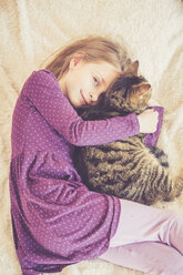 Mädchen kuschelt mit Katze - SARF001510