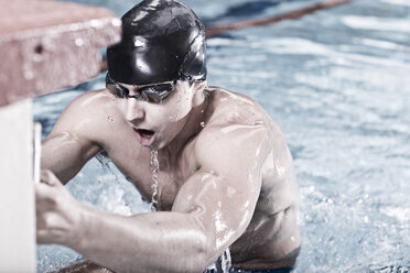 Rückenschwimmer im Hallenbad in Startposition - ZEF004705