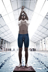Schwimmer im Hallenbad auf dem Startblock stehend - ZEF004731