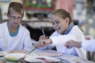 Kinder im Kunstunterricht in der Schule - ZEF005963