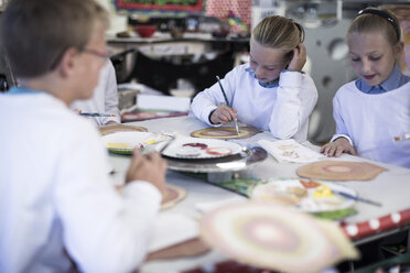 Kinder im Kunstunterricht in der Schule - ZEF005964