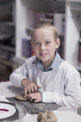 Porträt eines lächelnden Mädchens im Kunstunterricht in der Schule - ZEF005965