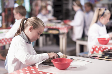 Mädchen bei der Arbeit mit Knetmasse im Kunstunterricht in der Schule - ZEF005971