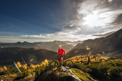 Österreich, Altenmarkt-Zauchensee, junger Mann mit Mountainbike in den Niederen Tauern, lizenzfreies Stockfoto