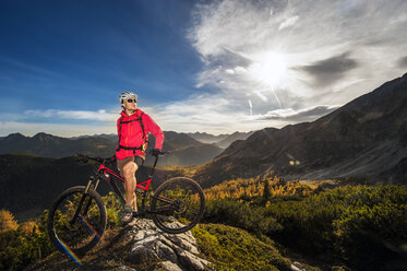 Österreich, Altenmarkt-Zauchensee, junger Mann mit Mountainbike in den Niederen Tauern - HHF005279