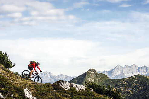 Österreich, Altenmarkt-Zauchensee, junger Mountainbiker beim Fahren in den Niederen Tauern - HHF005280