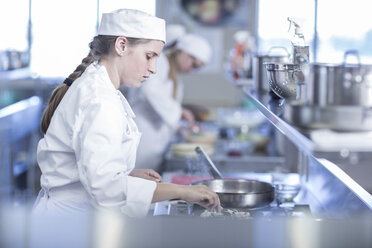 Teenager-Mädchen beim Kochen in der Großküche - ZEF005945