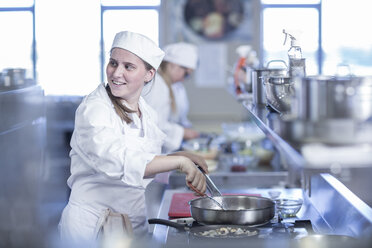 Teenager-Mädchen beim Kochen in der Großküche - ZEF005946