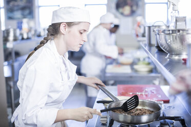 Teenager-Mädchen beim Kochen in der Großküche - ZEF005951