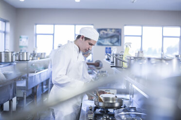 Teenager beim Kochen in der Großküche - ZEF005953