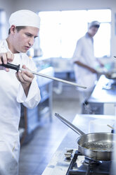 Teenager beim Kochen in der Großküche - ZEF005955