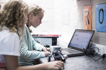 Zwei Schulmädchen mit Laptop im Robotikunterricht - ZEF006092
