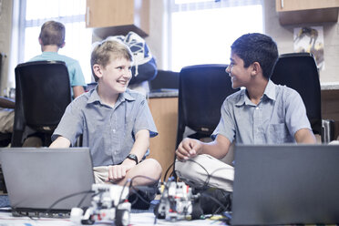 Zwei lächelnde Schüler mit Laptops im Robotikunterricht - ZEF006110