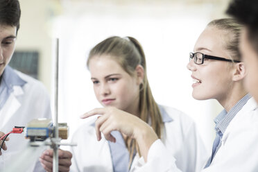 Students in physics class working together - ZEF006156