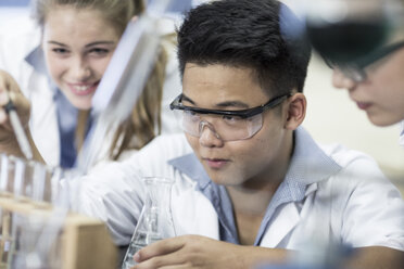 Schüler im Chemieunterricht pipettieren Flüssigkeit in ein Reagenzglas - ZEF006136