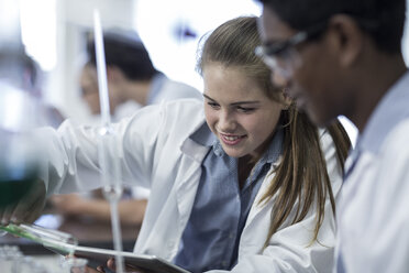 Zwei Schüler im Chemieunterricht arbeiten zusammen - ZEF006152