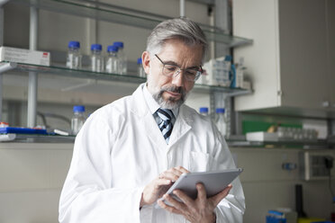 Scientist using digital tablet in laboratory - RBF002541