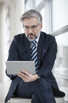 Geschäftsmann mit digitalem Tablet - RBF002557