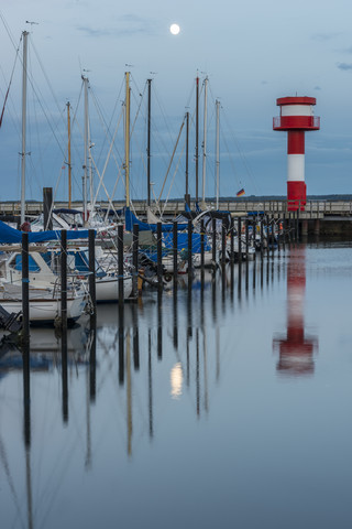 Deutschland, Eckernförde, Hafen mit Leuchtturm bei Vollmond, lizenzfreies Stockfoto