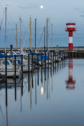 Deutschland, Eckernförde, Hafen mit Leuchtturm bei Vollmond - KEBF000002