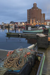 Deutschland, Eckernförde, Fischerboote im Hafen und Silo - KEBF000009