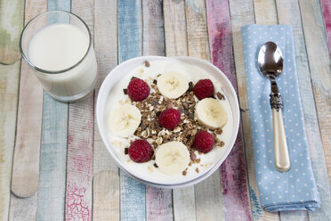 Yoghurt with muesli, raspberries and bananas - SARF001515