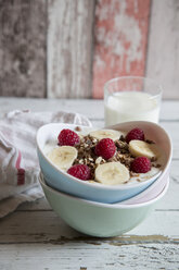 Joghurt mit Müsli, Himbeeren und Bananen - SARF001518