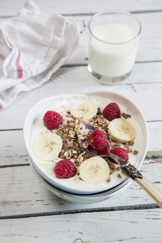 Joghurt mit Müsli, Himbeeren und Bananen, lizenzfreies Stockfoto