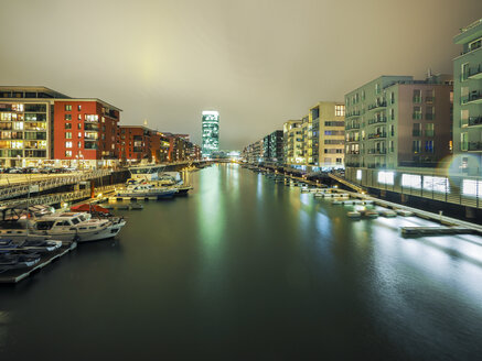 Deutschland, Hessen, Frankfurt, Moderne Luxuswohnung am Westhafen am Abend, Westhafen Tower im Hintergrund - AMF003919