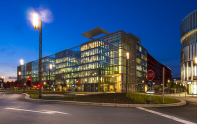 Deutschland, Hessen, Frankfurt, Europaviertel, Bank BNP Paribas am Abend - AMF003920