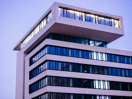 Deutschland, Hamburg, modernes Bürogebäude in der Hafencity in der Abenddämmerung - KRPF001353