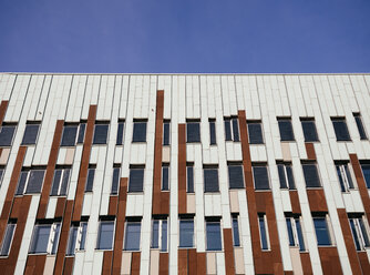 Deutschland, Hamburg, Detail eines modernen Bürogebäudes in der Hafencity - KRPF001372