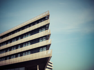 Deutschland, Hamburg, Detail eines modernen Bürogebäudes in der Hafencity - KRPF001373