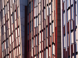 Deutschland, Hamburg, Detail eines modernen Bürogebäudes in der Hafencity - KRPF001374