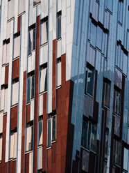 Deutschland, Hamburg, Detail eines modernen Bürogebäudes in der Hafencity - KRPF001375