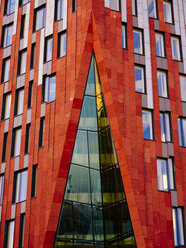 Deutschland, Hamburg, Detail eines modernen Bürogebäudes in der Hafencity - KRPF001376