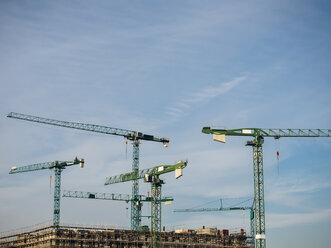 Deutschland, Hamburg, Kräne auf der Baustelle - KRPF001378