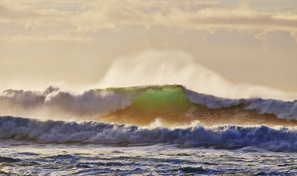 Portugal, Algarve, Atlantischer Ozean, Wellen - MRF001557