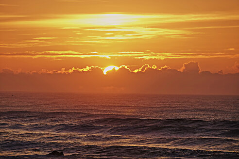 Portugal, Algarve, Sonnenuntergang über dem Atlantischen Ozean - MRF001561