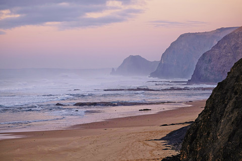 Portugal, Algarve, Sagres, Cordoama Strand in der Dämmerung, lizenzfreies Stockfoto